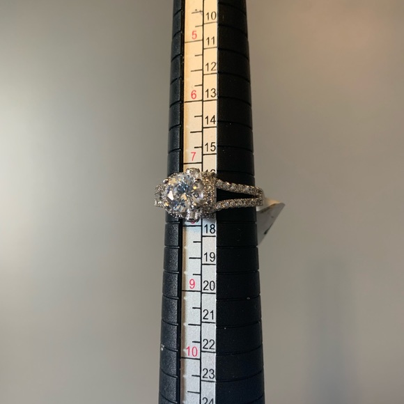 Size 8 ring - Picture 2 of 2